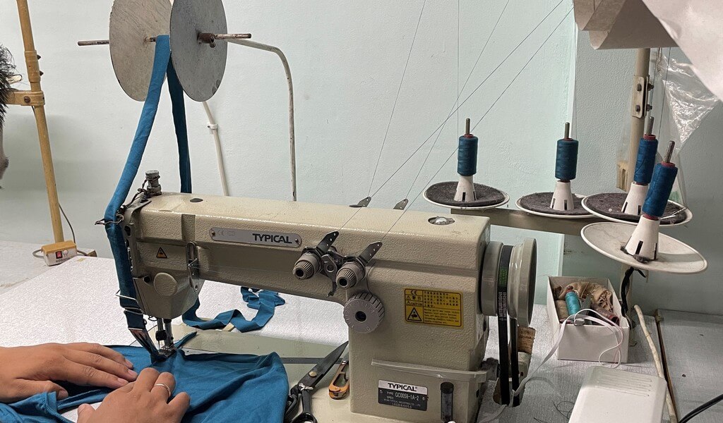 Special sewing machine for making t-shirt